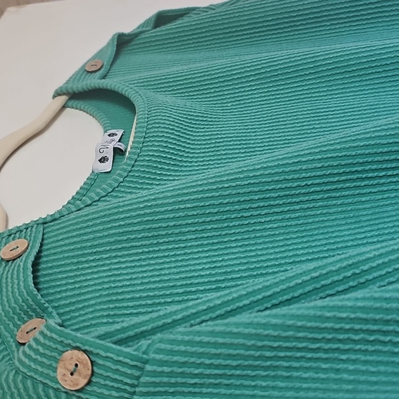 WILDE top In Size Small. Green Ribbed Button-Detail Top. - Picture 2 of 5